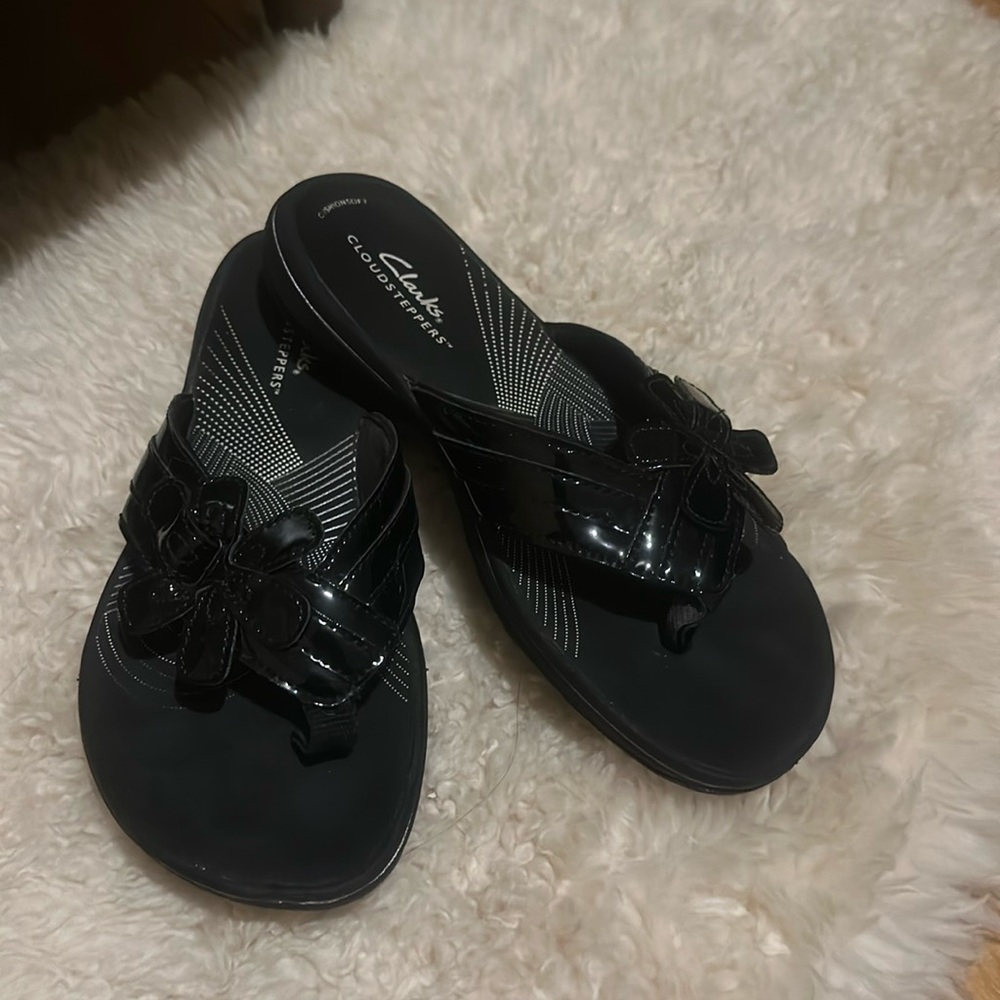 Clarks Cloud Steppers Women’s Brinkley Flora Black Patent Thong Sandals